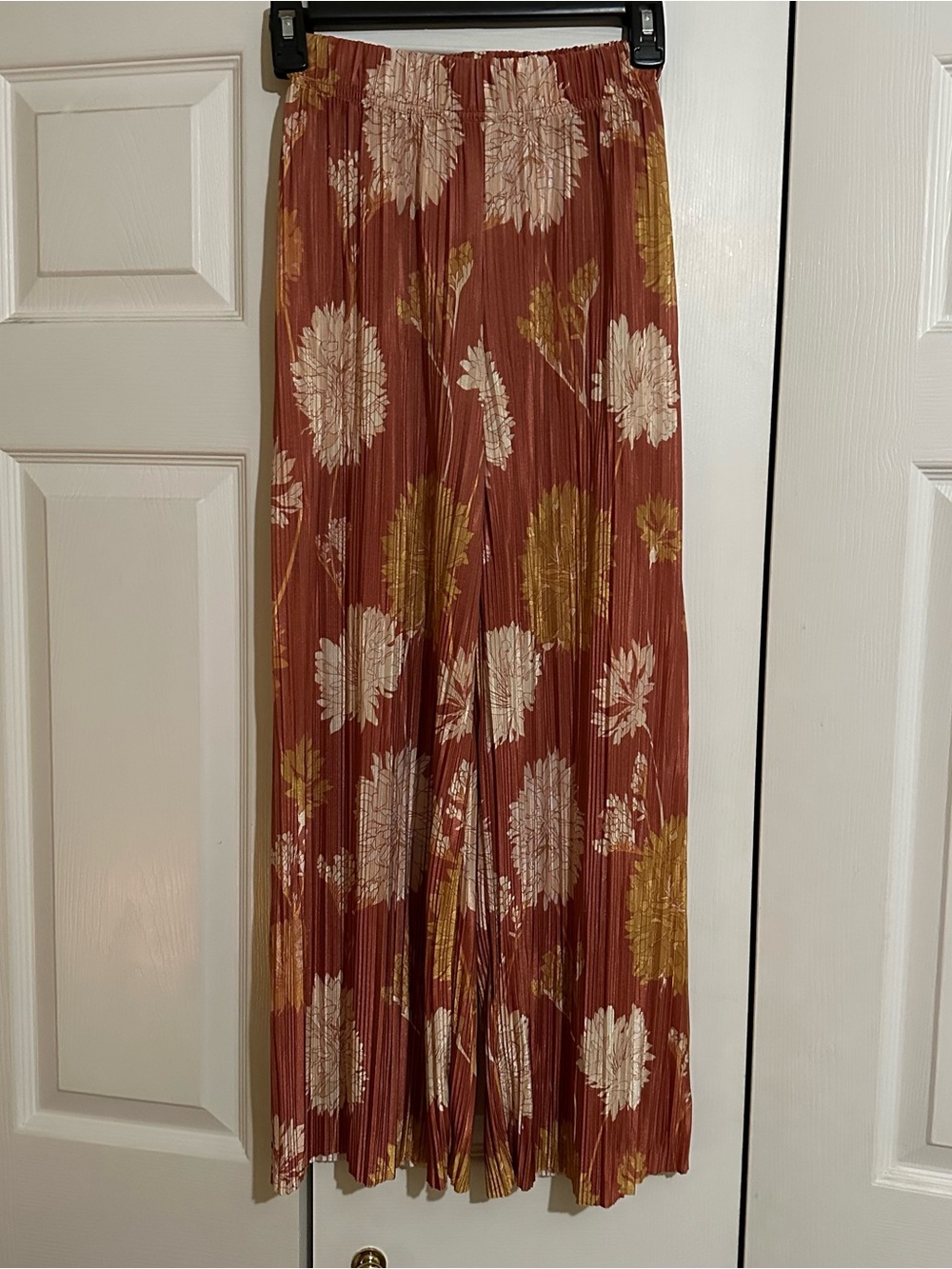 Urban Outfitters Pleated Floral pants XS